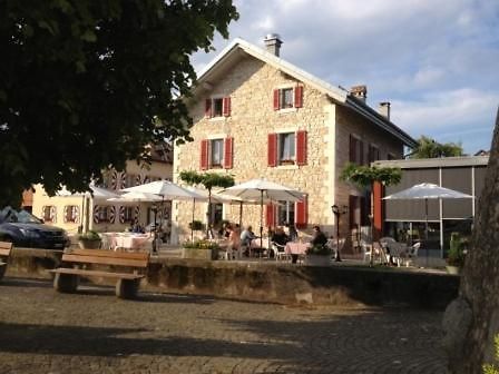 Au Boeuf Rouge Hotel Crassier Екстериор снимка