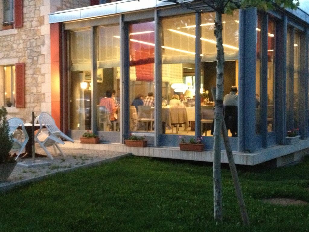 Au Boeuf Rouge Hotel Crassier Екстериор снимка