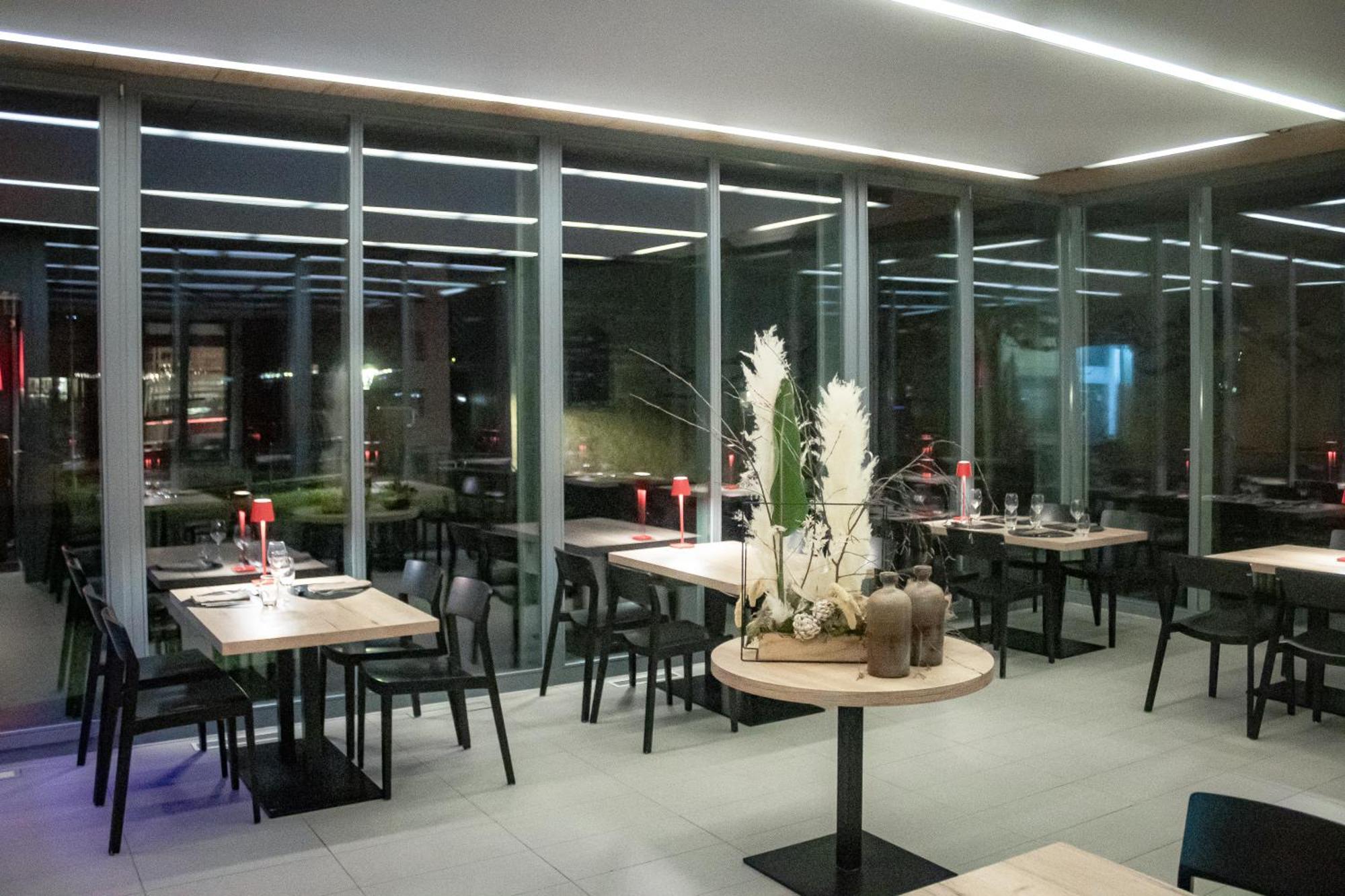 Au Boeuf Rouge Hotel Crassier Екстериор снимка