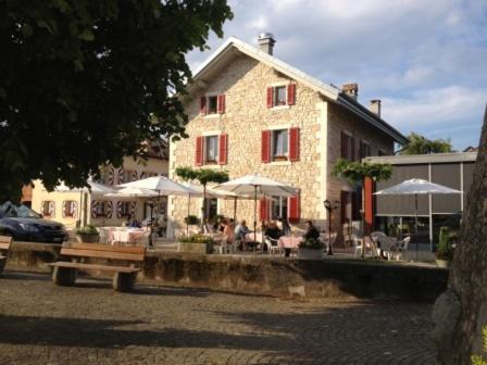 Au Boeuf Rouge Hotel Crassier Екстериор снимка