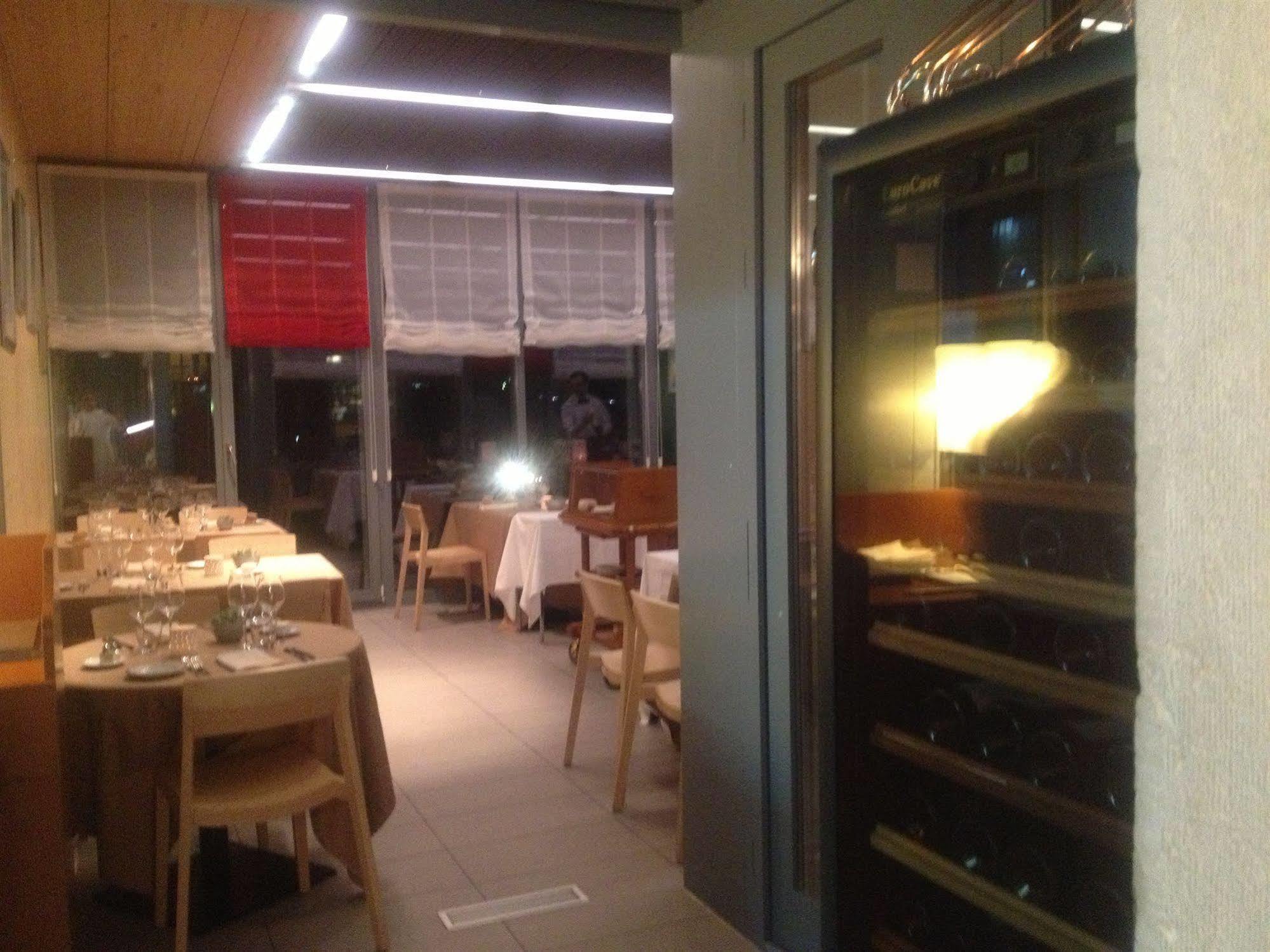 Au Boeuf Rouge Hotel Crassier Екстериор снимка